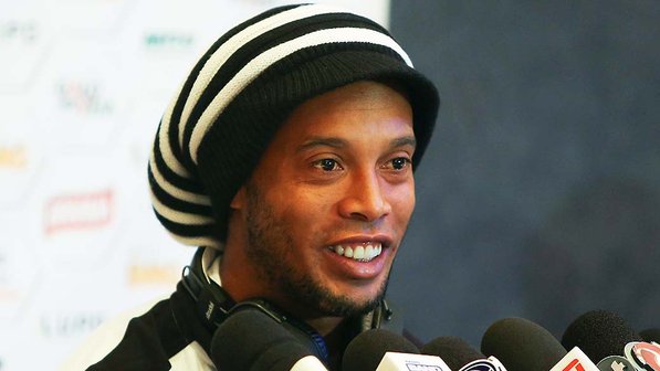 Ronaldinho tem seis meses para cumprir sentença do Ministério Público