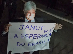 Janto segura cartaz levado por manifestantes à Procuradoria Geral da República (Foto: Divulgação / Movimento Vem pra Rua)
