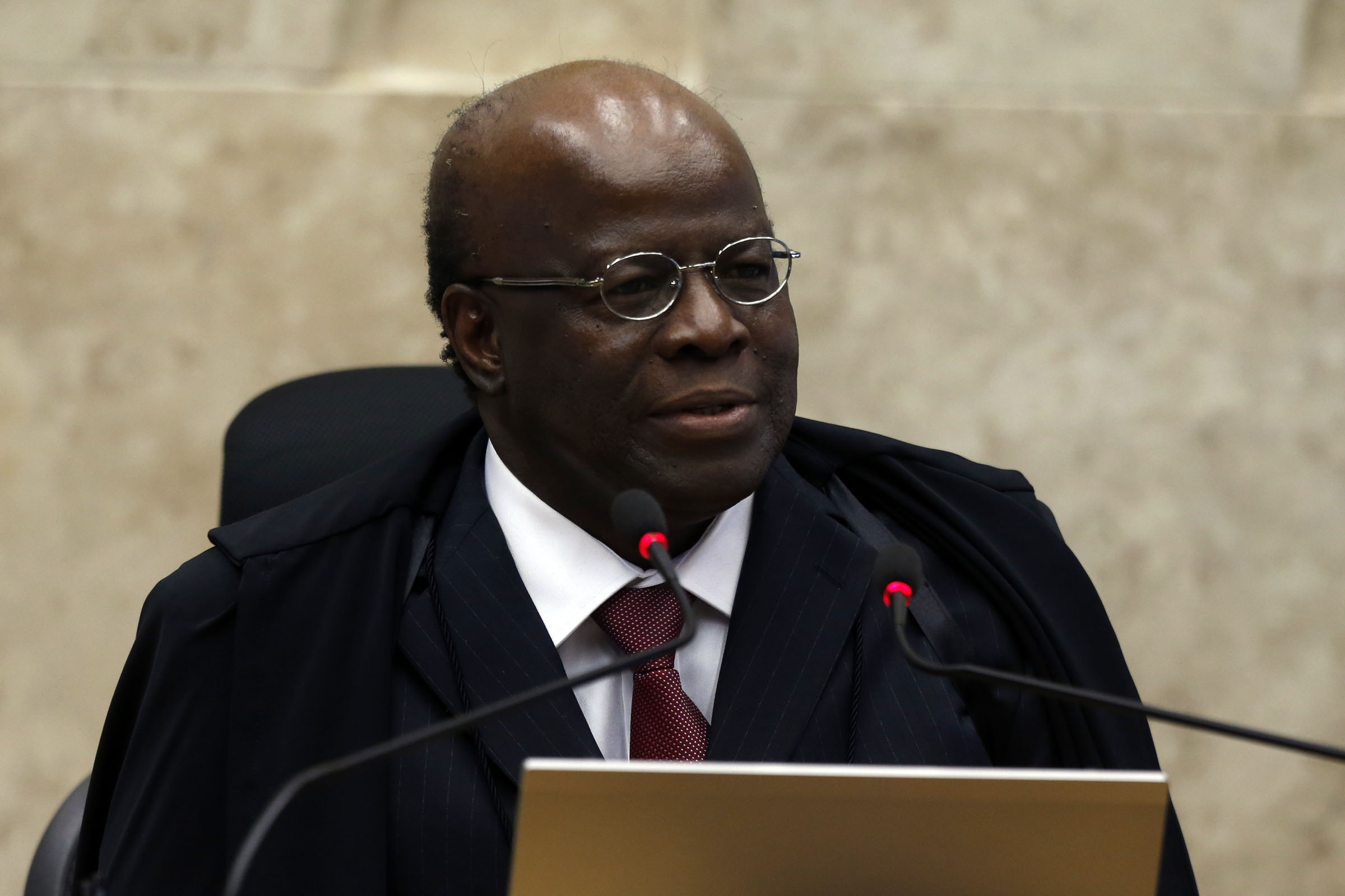 ADJO977 BSB - 01/07/2014 - STF / JOAQUIM - POLITICA - Ministro presidente Joaquim Barbosa preside sua ultima sessão plenária do STF pois o Supremo entra em férias e só volta a contar prazos em agosto. O STF deve decidir sobre a modulação dos efeitos da decisão que julgou inconstitucional a resolução do TSE que pretendia mudar o tamanho das bancadas dos Estados e do Distrito Federal na Câmara dos Deputados para as eleições de 2014, nio plenario do STF em Brasilia. FOTO: ANDRE DUSEK/ESTADAO