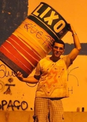 jovem-cata-lixo-reciclavel-para-pagar-curso-de-engenharia-ambiental-no-pi-1468355752809_300x420
