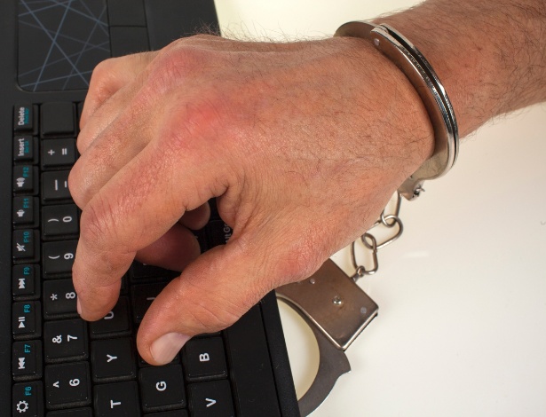 maos-algemadas-em-frente-a-um-teclado-pornografia-na-internet-1465820377039_615x470