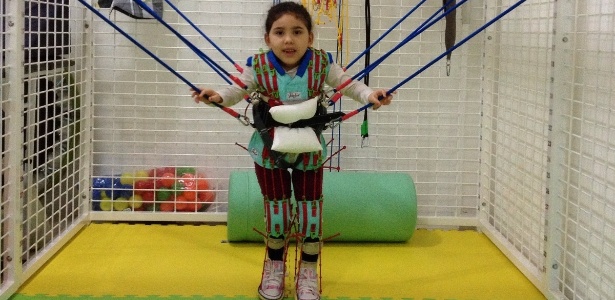 maria-lavinia-faz-terapia-com-pediasuit-para-estimular-os-membros-inferiores-1450554407459_615x300
