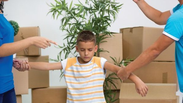 Menino com pais de divorciando