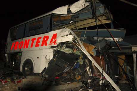 Destroços do ônibus que colidiu com o trem em Anahua são vistos no local do acidente, no estado de Nuevo León Foto: El Manana de Nuevo Laredo  / Reuters