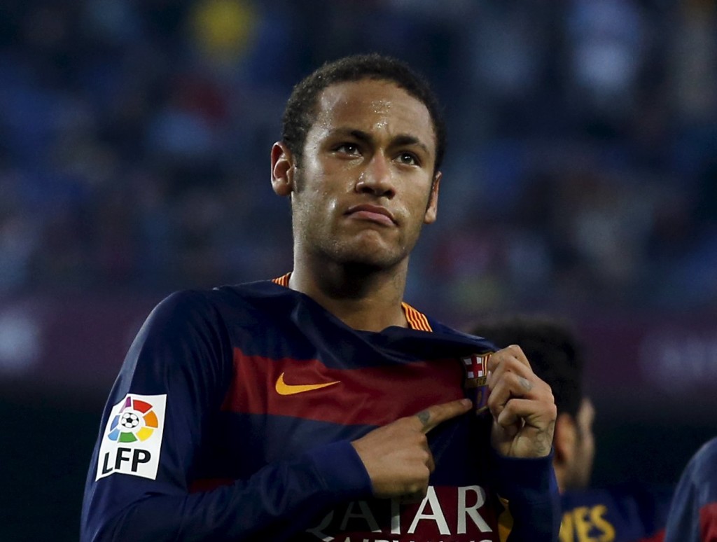 Barcelona's Neymar points FC Barcelona logo as he celebrates a goal against Villarreal during their Spanish first division soccer match at Camp Nou stadium in Barcelona, Spain, November 8, 2015. REUTERS/Albert Gea