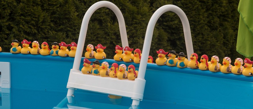 pool-831996_1280-880x380