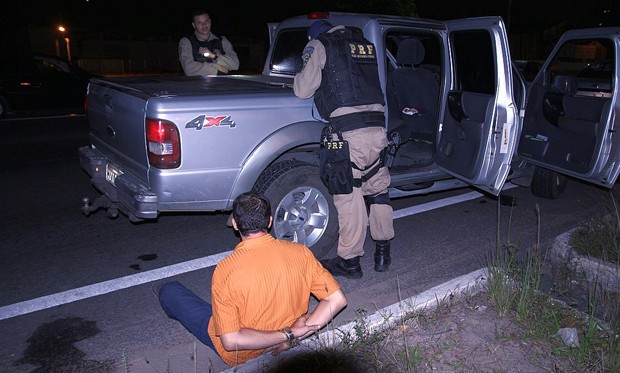 Motorista da caminhonete foi preso após quase atropelar um agente; Segundo a PRF, ele estava bêbado e armado (Foto: Divulgação/PRF)