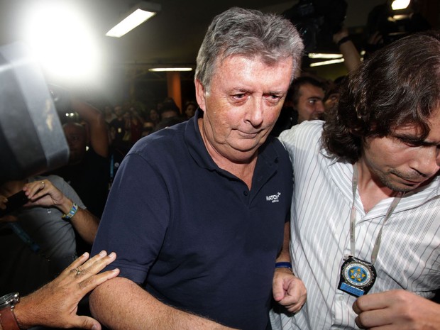 Ray Whelan chega na 18ª DP, na Praça da Bandeira, Zona Norte do Rio (Foto: Marcos de Paula/Estadão Conteúdo)