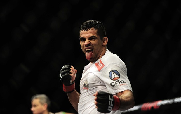Renan Barão comemora a vitória no UFC Barueri (Foto: Marcos Ribolli)