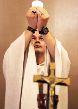 roberto-francisco-daniel-o-padre-beto-durante-a-consagracao-da-hostia-1458585575725_300x420