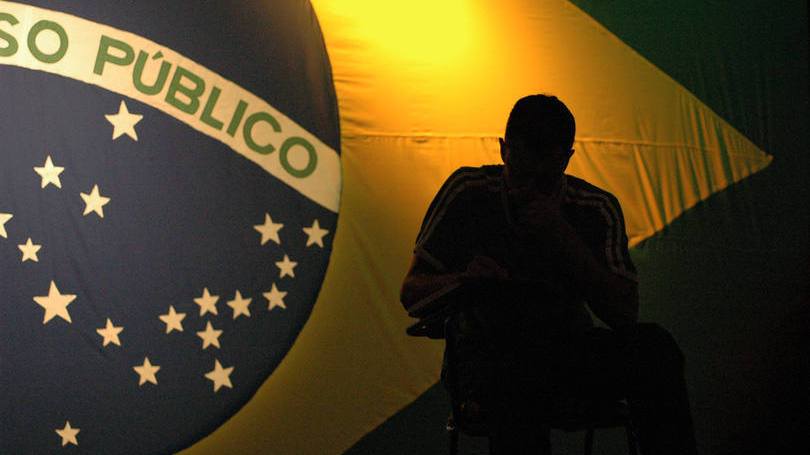 size_810_16_9_homem-sentado-bandeira-concurso-publico