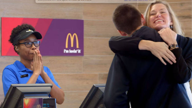Dois clientes se abraçam em comercial do McDonald's