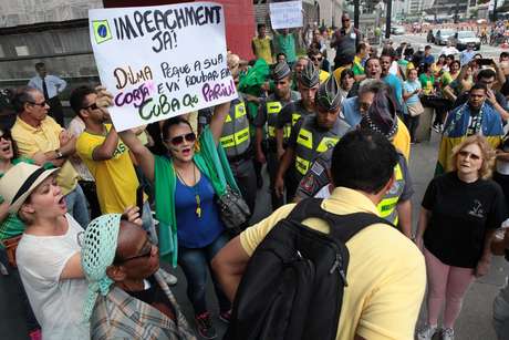 Maioria dos manifestantes se veste com as cores da bandeira do Brasil Foto: Vilmar Bannach / Futura Press