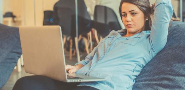 trabalho-notebook-computador-sentado-sentada-1462409717035_615x300